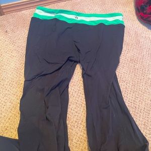 Barely worn stretchy legging material flair capri pants